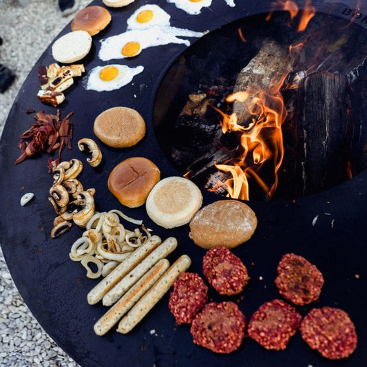 BonFeu Plancha Full Circle grilling burgers and hot dogs