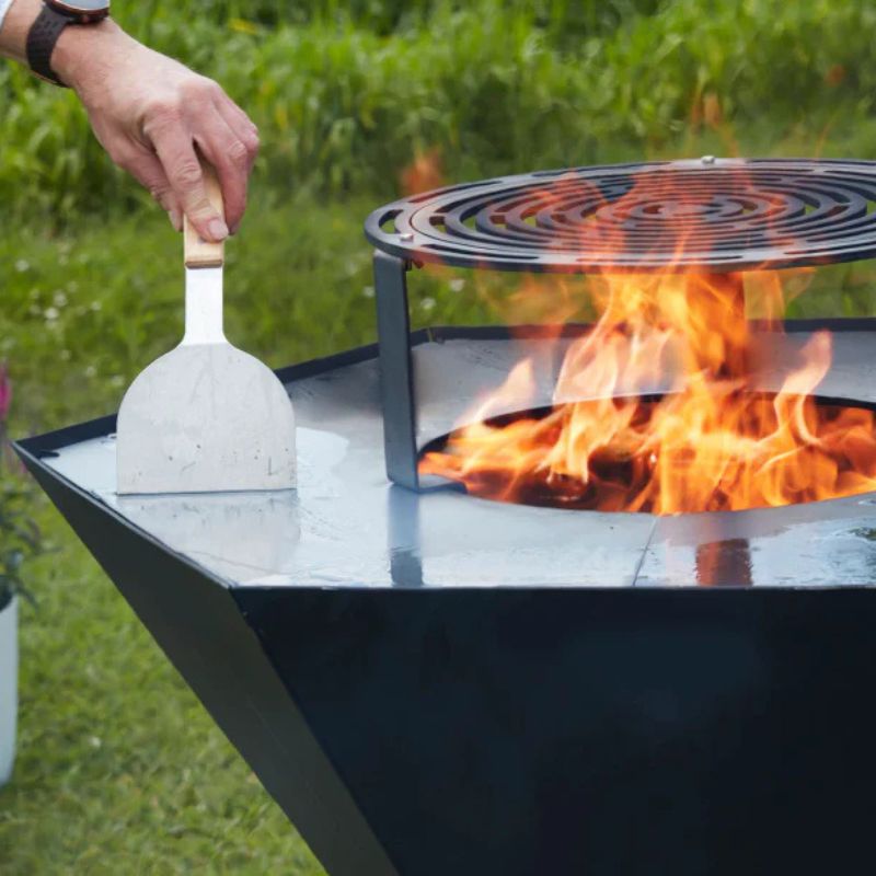 Barbecook Dynamic Centre Stand and Elevated Grill in use