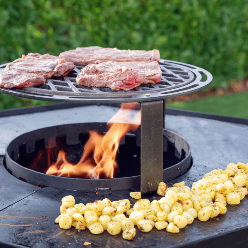 Barbecook Dynamic Centre Sear Grate searing food
