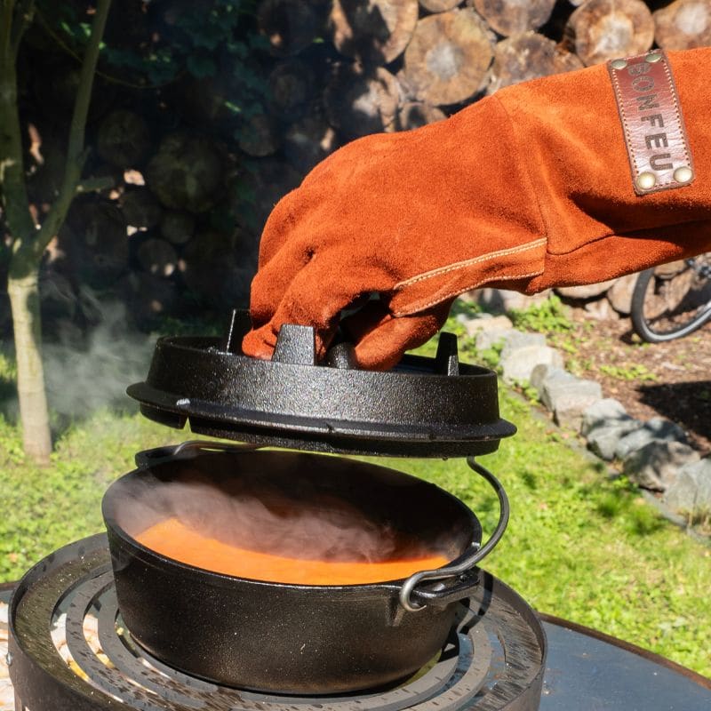 BonFeu BonGloves gripping cookware safely