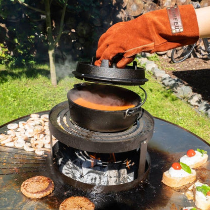 BonFeu BonGloves handling a hot pan
