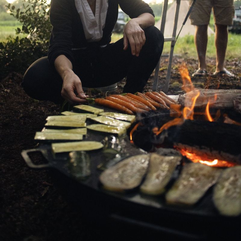 BonFeu Plancha grilling vegetables and steak together