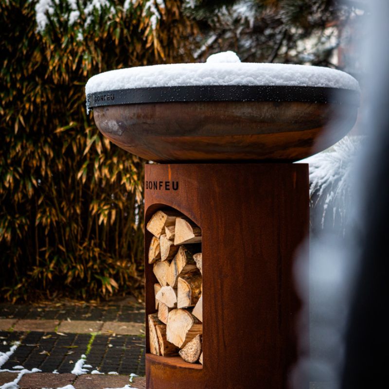 BonFeu Lid fitted on a BonBiza fire pit in the snow