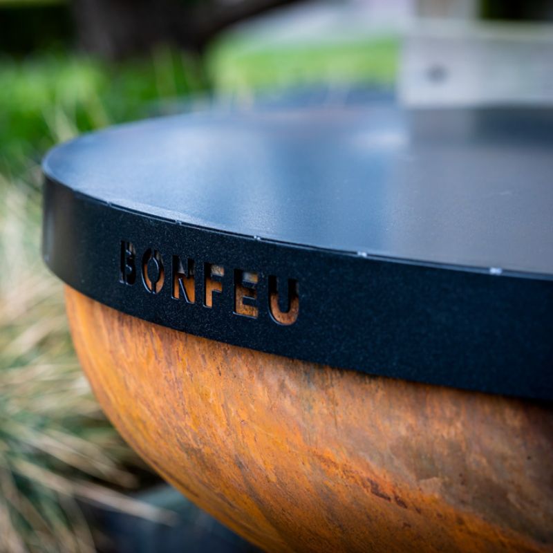 BonFeu Lid close-up of embossed logo