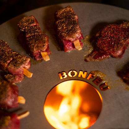 BonFeu Plancha 40 searing beef, alternate view