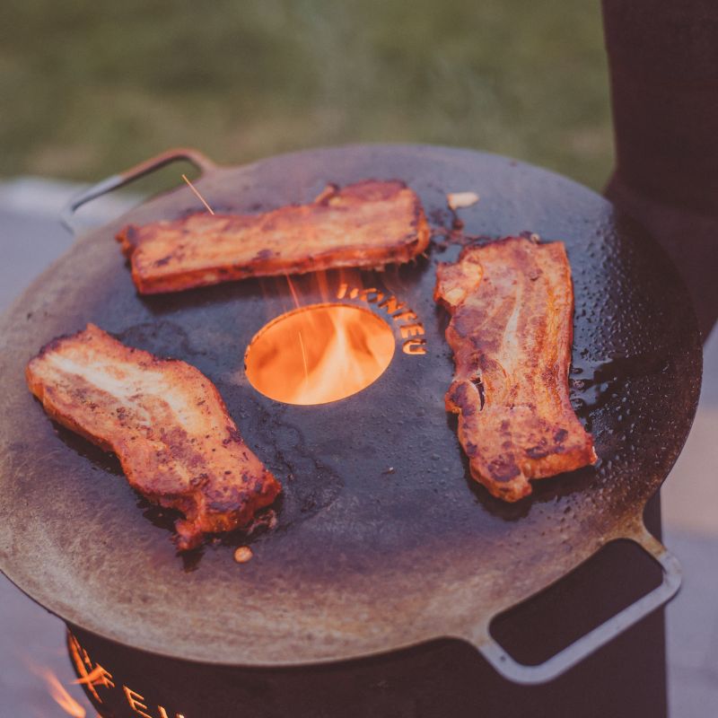 BonFeu Plancha 40 cooking pork