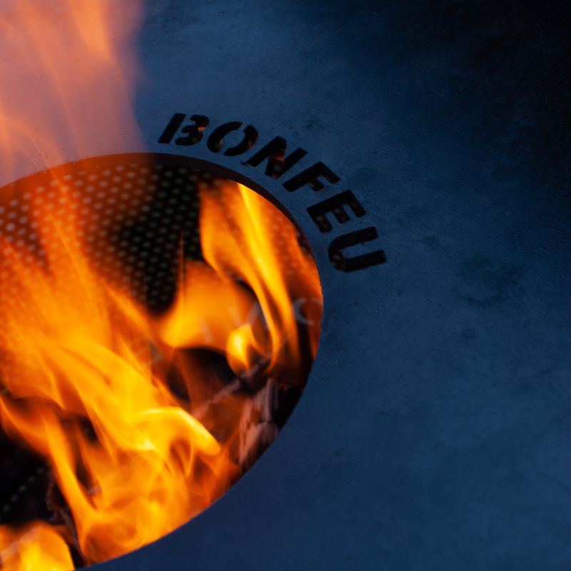 BonFeu Plancha 40 with flames and logo detail
