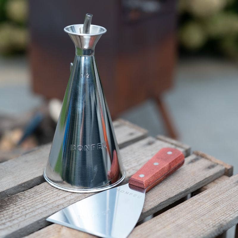 BonFeu Spatula and Oil Can accessory set