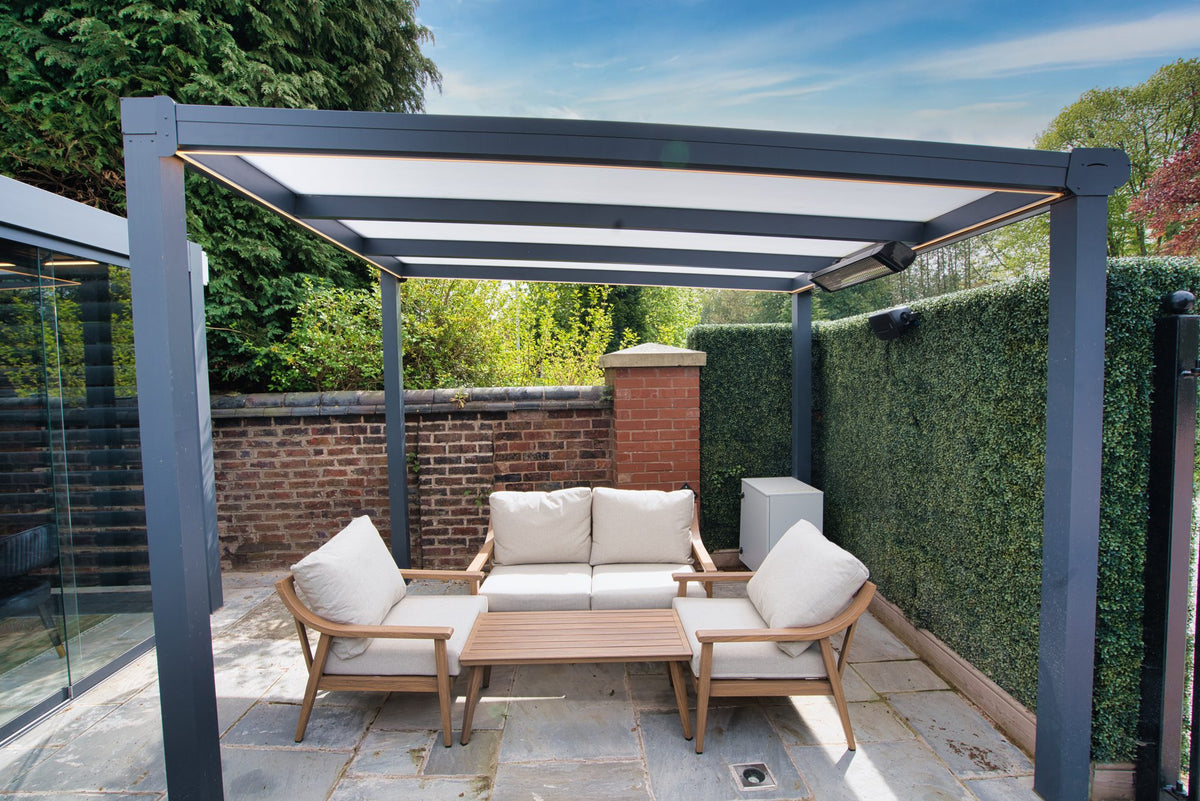 Deponti Bosco canopy sheltering an outdoor dining area