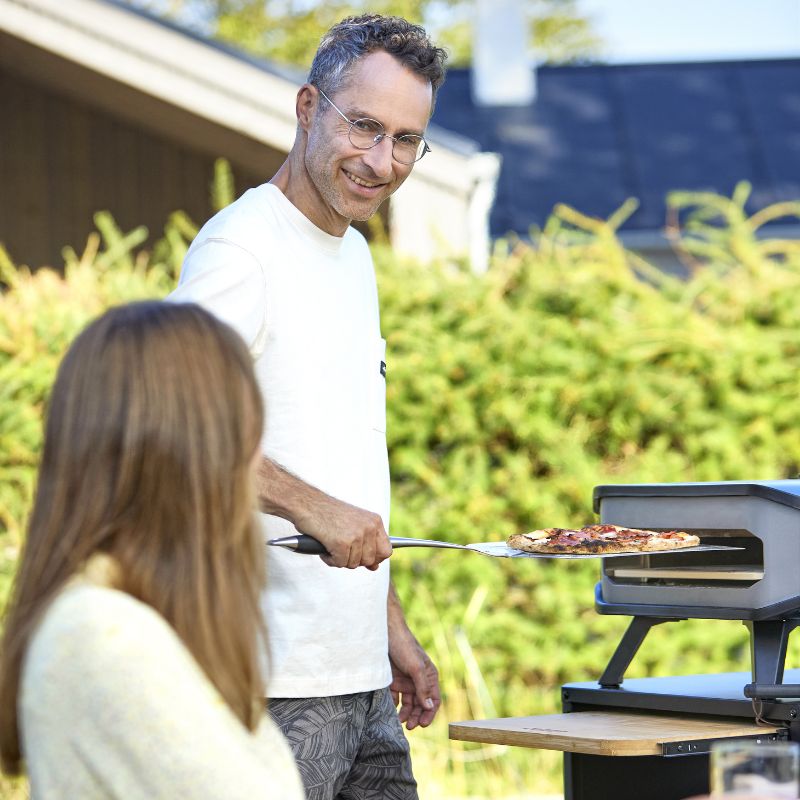 Cozze pizza oven, lifestyle shot 3
