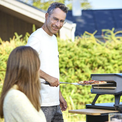 Cozze pizza oven, lifestyle shot 3