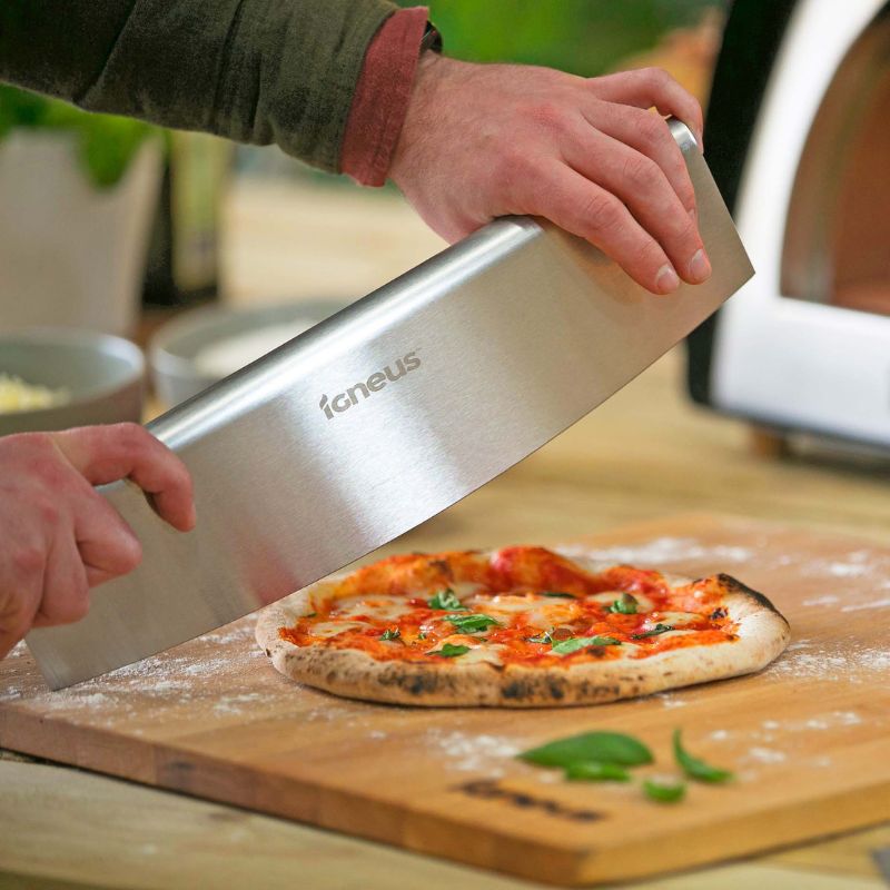 Igneus Pro Accessory Bundle pizza cutter