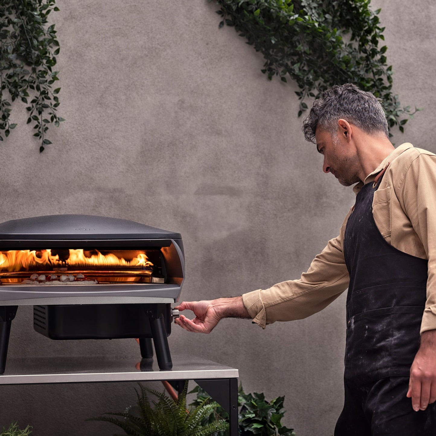 Witt ETNA Rotante 16 inch pizza oven matte black, lifestyle shot 2