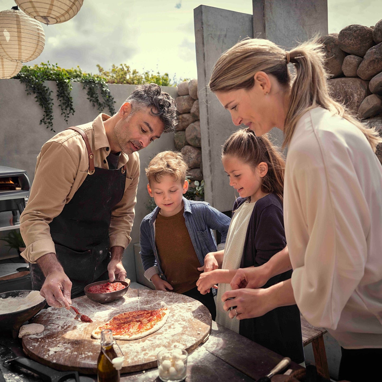 Witt ETNA Rotante 16 inch pizza oven matte black, lifestyle shot 3
