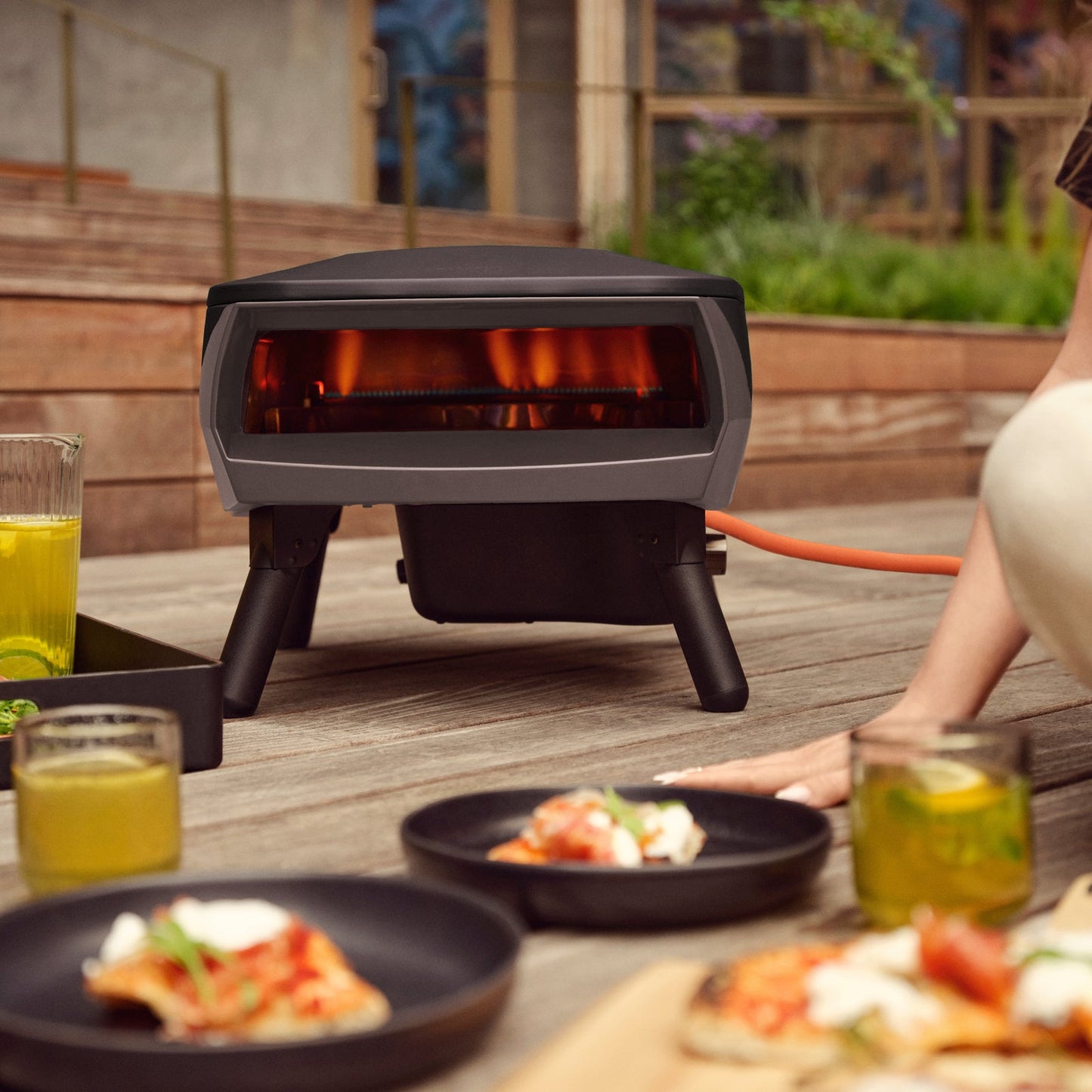 Witt PICCOLO Rotante 13 inch pizza oven matt black, lifestyle shot 2