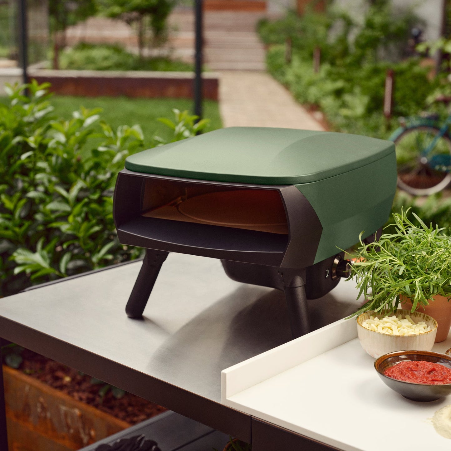 Witt PICCOLO Rotante 13 inch pizza oven matt green, lifestyle shot 1