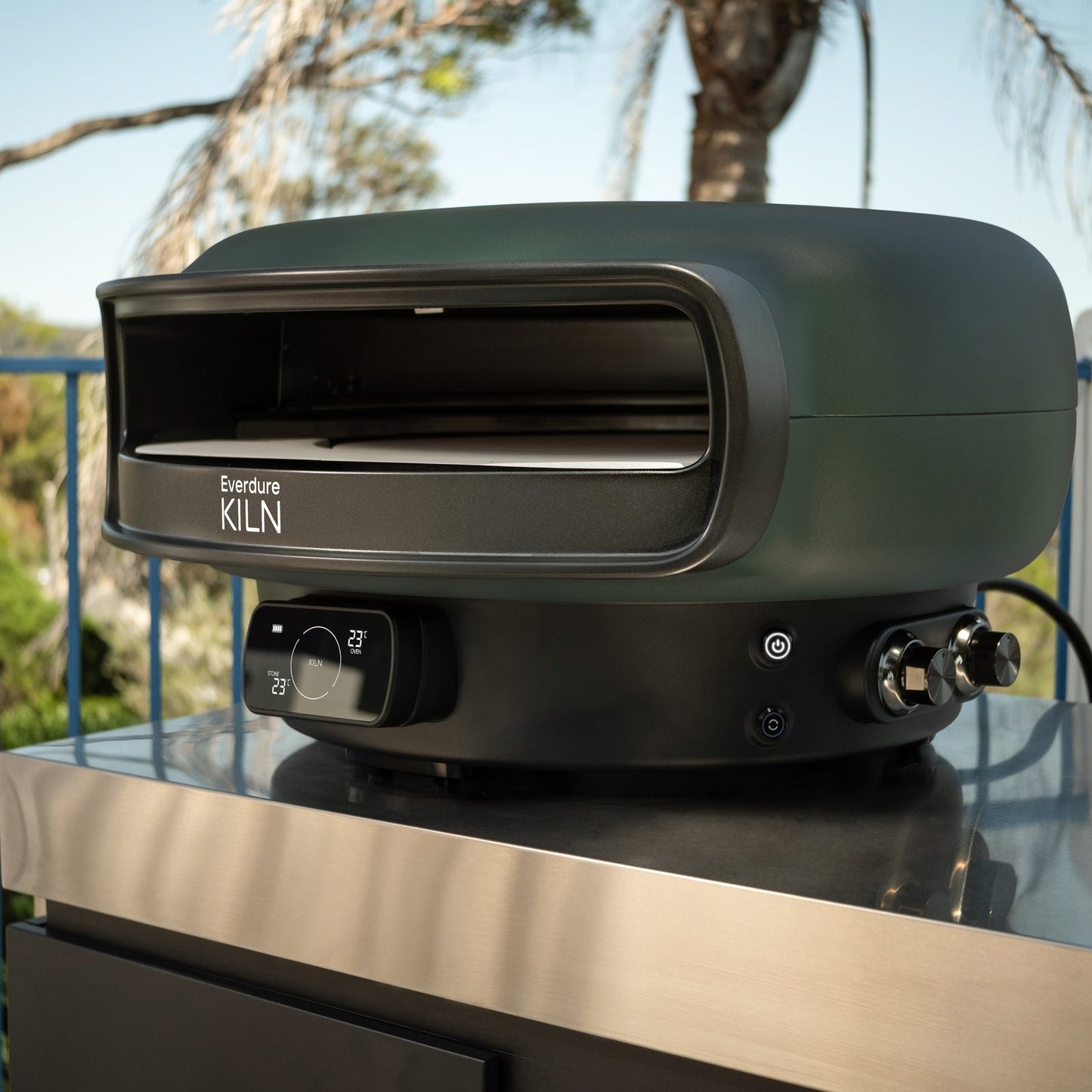 Everdure KILN-DR pizza oven graphite, lifestyle shot 2