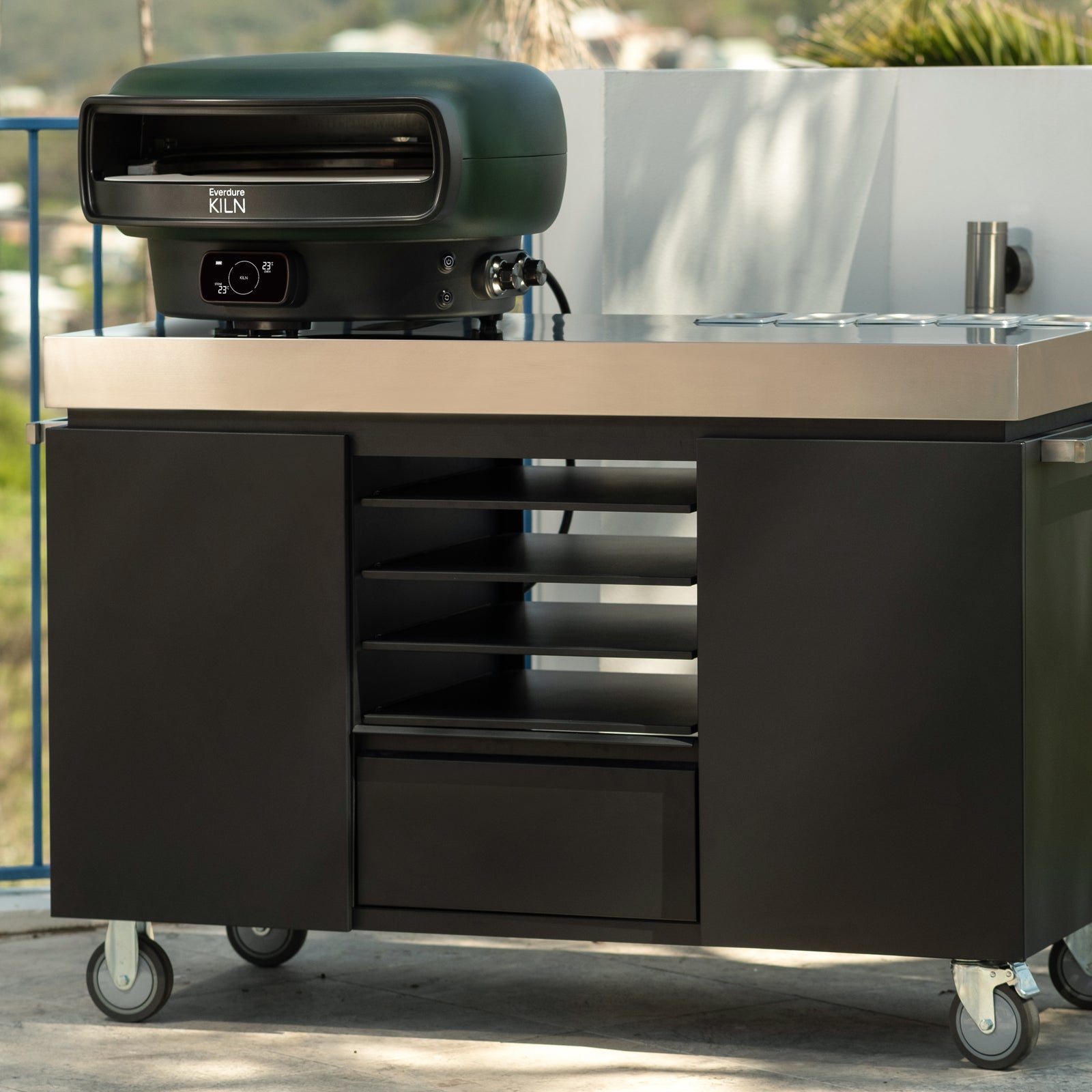 Everdure KILN-DR pizza oven graphite, lifestyle shot 3