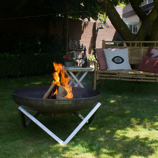 MOODZ Fire Bowl Feet Star in carbon steel, lifestyle shot